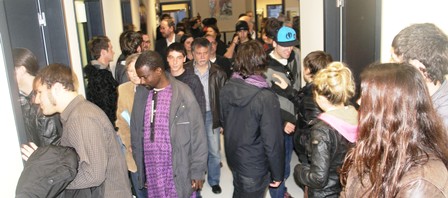 Molta gent, especialment joves, han assistit a la inauguració