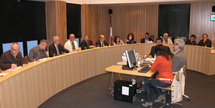 Después de cuatro el pleno volvió a celebrarse en la sala del Ayuntamiento