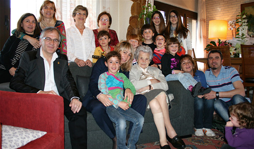 Francisca Ribas amb la seva familia i l'alcaldessa