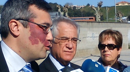 El concejal Joaquim Torrecillas, el alcalde de Blanes, Josep Trias, y la presidenta de la AAVV Els Pins, Rosa Carrera, hoy en las inmediaciones de campo de fútbol de Blanes