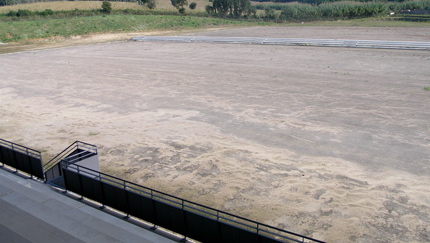 Este solar de la Ciudad Deportiva corresponde al campo de fútbol pendiente de acondicionar. Cuenta con una zona de gradas y cerca del mismo hay un gran párking de vehículos