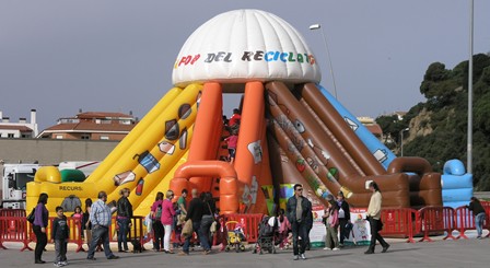 La mainada ha pogut gaudir d'aquest inflable