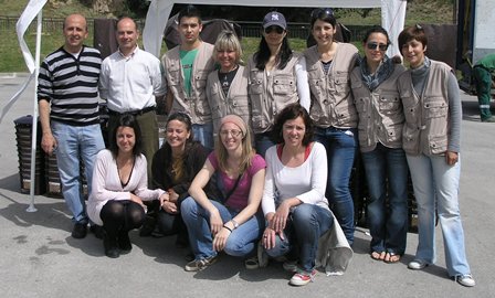 Foto del grup de persones implicades en el treball informatiu i el repartiment del kit de l'orgànica pels barris de Blanes