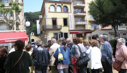 Després, van visitar la Casa Saladrigas, a la foto, el Passeig de la Maestrança, el Passeig de Dintre i el carrer Ample, llocs vinculats a les estades del poeta Joan Maragall a Blanes durant els estius de 1904 i 1906. Aquest últim any es va fundar a Blanes l’Aplec de l’Amor