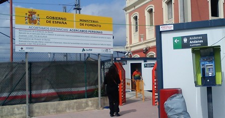 Desde hace varias semanas el edificio de la estación está cerrado al público y para acceder a la estación se ha habilitado un paso provisional
