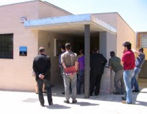 Tècnics de Dipsalut i de l’empresa proveïdora del servei revisen l’espai on s’ha d’instal·lar un dels DEA fixos que pertoquen al municipi de Sant Julià del Llor i Bonmatí. Es tracta de la plaça de l’Ajuntament, al costat del consultori local