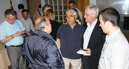 Josep Trias conversa con militantes de CiU, anoche en la sede del partido