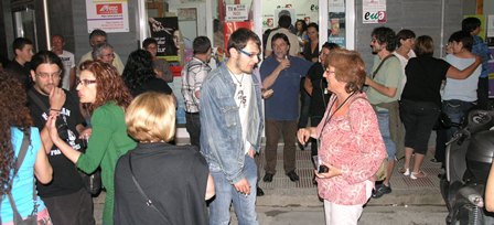 La sede de EUiA se quedó pequeña para acoger a los militantes que festejaban el éxito electoral