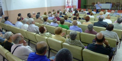 Josep Marigó va explicar ahir el programa del PSC al teatre de Els Pins. / Foto: Ana Sarrión