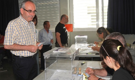 Josep Marigó (PSC), esta mañana en el IES S'Agulla. / Foto: Ana Sarrión