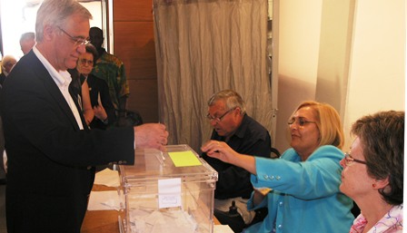 Josep Trias (CiU), en el momento de votar en Els Padrets. / Foto: JFG