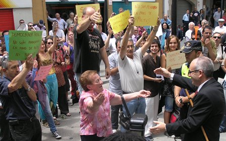 Josep Marigo, a la derecha de la imagen, sorteó con diplomacia la protesta de los indignados