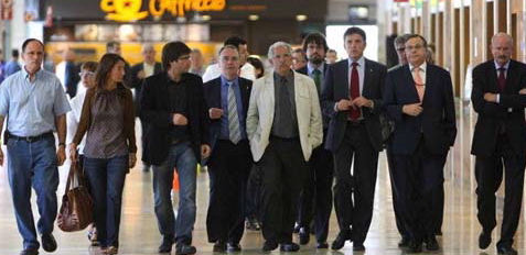 El conseller de Territori i Sostenibilitat, Lluís Recoder; el director general de Transports, Ricard Font; el president de la Diputació, Jaume Torramadé; el delegat del govern de la Generalitat a Girona, Eudald Casadessús; i el president de la Cambra de Comerç de Girona, Domènec Espadalé,