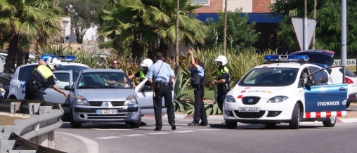 El sujeto se dispone al salir del coche, mientras una agente le indica que levante los brazos. / Foto: José Carmona