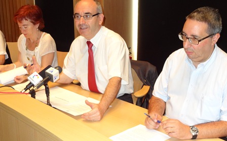 Josep Marigó, en el centro de la imagen, acompañado por Lourdes Fàbrega y Nicolás Laguna