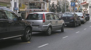 Coches aparcados en la Rambla Joaquim Ruyra, en zona de carga y descarga, que es gratuita