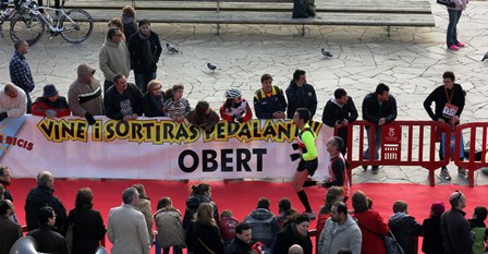 Arribada de dos corredors a la meta. / Joaquim Robert
