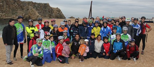 Imagen del grupo de participantes al finalizar la Pedalada / Foto: Joaquim Robert
