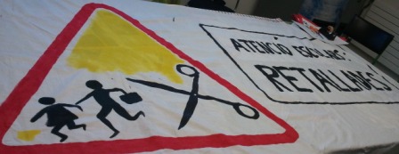Han penjat aquest cartell a la porta de l'escola