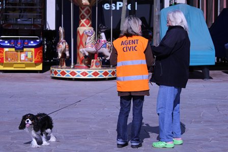 Una agent parla amb una ciutadana que porta un gos