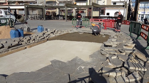 Obres de reparació del paviment en una part del Passeig de Mar de Blanes / Foto: José Fernández