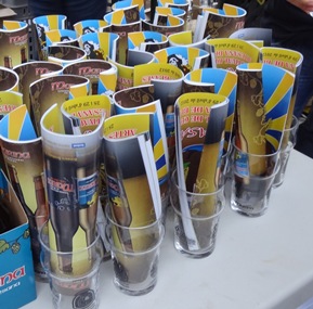 El got i el catàleg costaven 2,5 euros. Va ser obligatori comprar-los per testar les cerveses / Foto: JFG