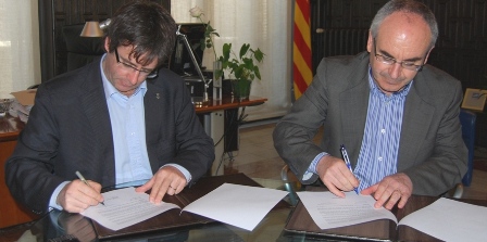Carles Puigdemont i Josep Marigó, durant la firma del conveni