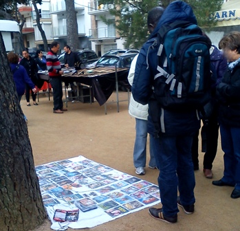 Venta de película ilegales. El vendedor, de espaldas, lleva una mochila.