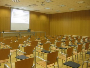 Disposa d’un sistema de panells que permet crear dues sales diferenciades