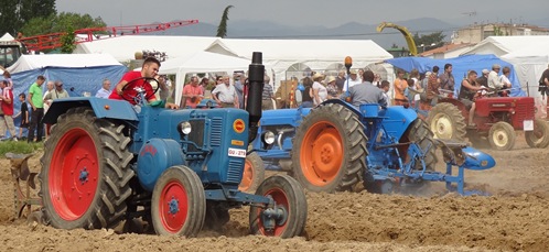 Trestractors participants en el 8è Concurs d'Arada, avui a Can Manlleu de Vidreres