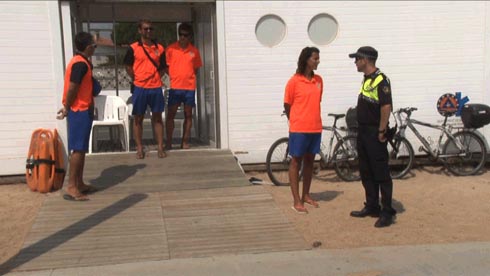 Membres de Protecció Civil, l'estiu 2011 a la platja de s'Abanell