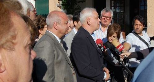 Robert Fauria, president del Consell Comarcal de la Selva, parla amb els periodistes, avui al costat de N-II al seu pas per Sils