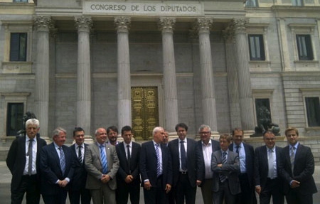 Foto de grup dels polítics gironins, davant del Congrés dels Diputats