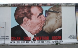El famós petó entre Breznev i Honeker, dibuixat al Mur de Berlin el 2009