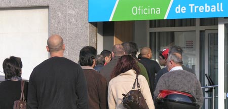 Parados en la oficina de empleo de Blanes / Foto: JFG