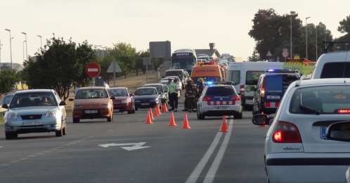 Al lugar del accidente acudieron Mossos d'Esquadra, bomberos y un helicóptero medicalizado. / Foto: JFG - Blanesaldia