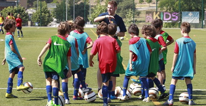 Un grup de joves futbolistes