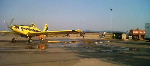 Els bombersde l'aeroport están col·laborant en la càrrega d’aigua