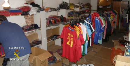 Imagen del registro de uno de los comercios. / Foto: Guardia Civil