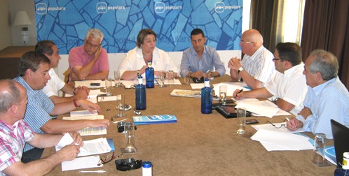 Concepció Veray, al centre de la imatge, amb els regidors del PPC