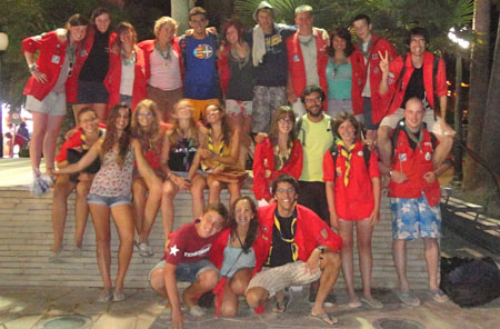 Foto de grups dels escoltes blanencs i belges al passeig de mar de Blanes