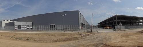 A la izquierda la nave principal y a la derecha el edificio de oficinas