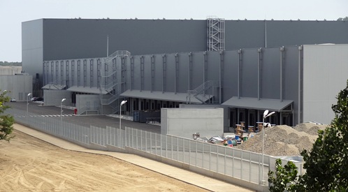 Imagen de la fachada de la empresa colindante con la línea de ferrocarril