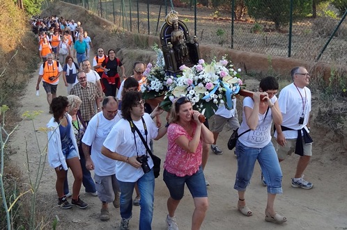 Unes 300 persones han acompanyar aquest matí a la Verge del vilar durant el trasllat des de l'ermita del Vilar fins al passeig de mar de Blanes