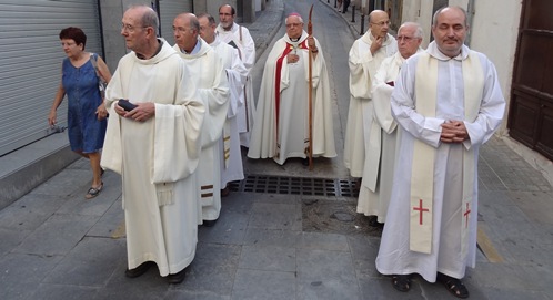 El bisbe de Girona, Francesc Pardo, al centre de la imatge, i el sacerdots que han oficiat avui l'Eucaristia al passeig de mar
