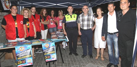 D’esquerra a dreta, informadors Creu Roja, Joan García, cap Policia Local, Josep Marigó, alcalde de Blanes, Sol Zamora, regidora de Via Pública, Joaquim Boadas, secretari general de Fecasarm i Francisco Sánchez, president de l’Associació de Locals d’Oci Nocturn de Blanes / Foto: Ajuntament de Blanes