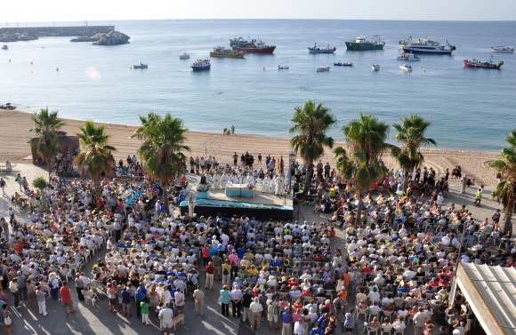 Celebració de la missa aquest matí al passeig de mar de Blanes / Foto: Aitor Roger