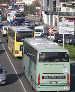 Autocars circulant per la GI-682 en direcció a Lloret