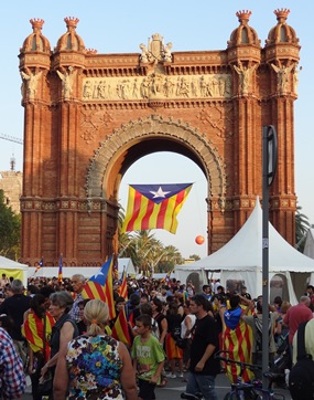 Una gran estelada a l'Arc del Triomf