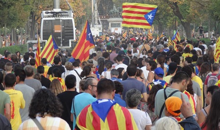 Manifestants caminant pel Parc de la Ciutadella, caminant en direcció a lloc on va finalitzar la manifestació